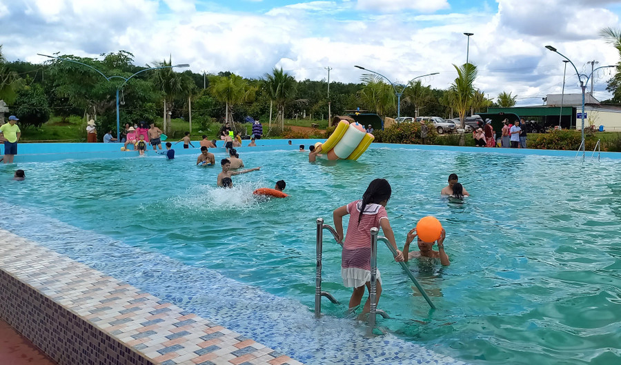 Đông đảo du khách vui chơi tại trang trại nông nghiệp hữu cơ tại farmstay Sâm Phát Ia Ly. Ảnh: Hà Phương