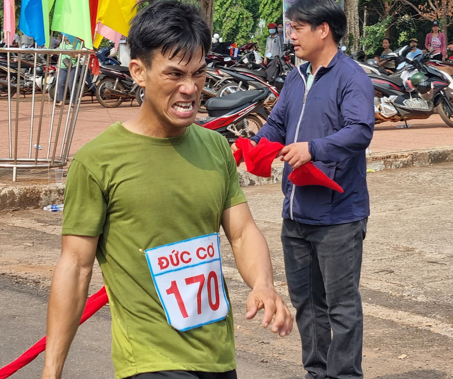 VĐV Nguyễn Ngọc Ân (đơn vị thị trấn Chư Ty) nỗ lực về đích ở cự ly 7 km nam chính.
