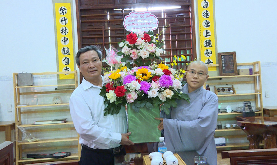 Ông Nguyễn Ngọc Thanh-Phó Chủ tịch UBND huyện Chư Păh thăm chúc mừng chùa Phước Lâm (thị trấn Ia Ly) nhân dịp đại lễ Phật Đản 2024, Phật lịch 2.568. Ảnh: V.Đ