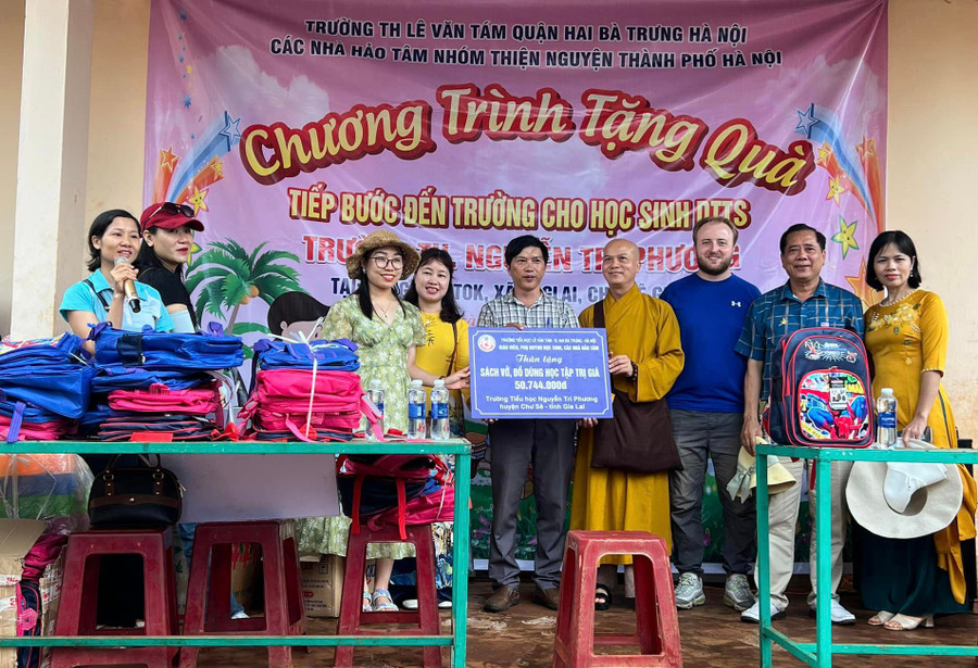 Đoàn trao quà cho học sinh Trường Tiểu học Nguyễn Tri Phương (xã Ia Glai, huyện Chư Sê). Ảnh: Q.H