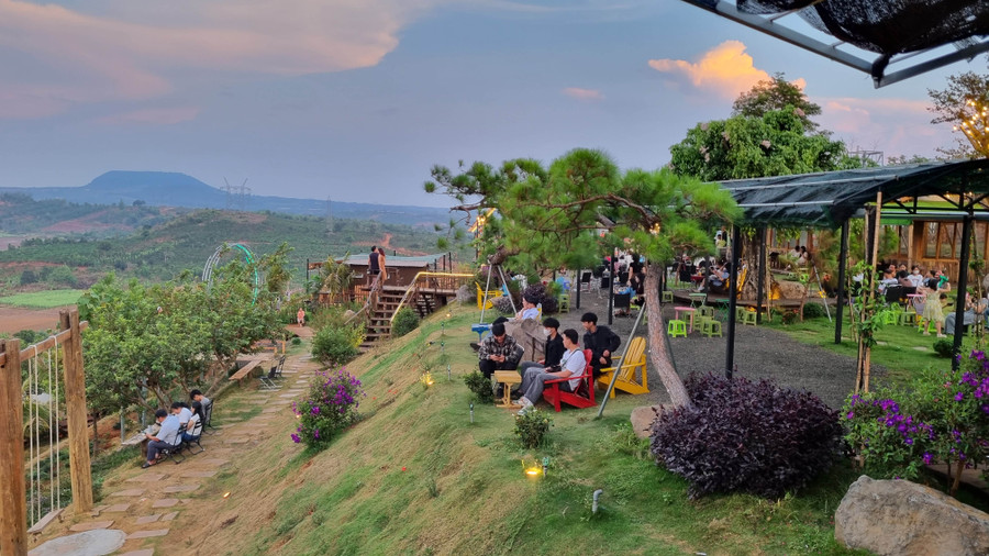 Du khách vui chơi tại Zins Farm (làng Nhao, xã Ia Kênh, TP. Pleiku). Du khách vui chơi tại Zins Farm (làng Nhao, xã Ia Kênh, TP. Pleiku).