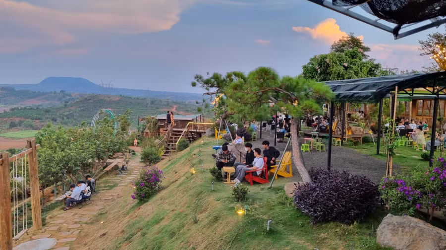 Du khách vui chơi tại Zins Farm (làng Nhao, xã Ia Kênh, TP. Pleiku).