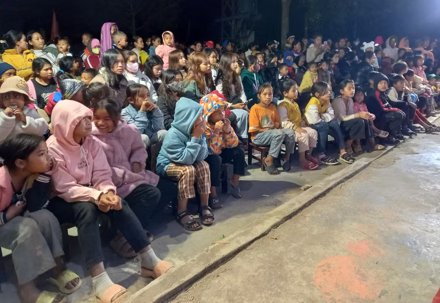 Đông đảo thanh thiếu nhi và người dân trên địa bàn xã tham gia tại chương trình. Ảnh: K.N