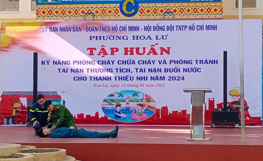 Hướng dẫn kỹ năng xử lý cho học sinh khi gặp tình huống tai nạn thương tích, đuối nước. Ảnh: K.P Hướng dẫn kỹ năng xử lý cho học sinh khi gặp tình huống tai nạn thương tích, đuối nước. Ảnh: K.P