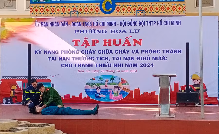 Hướng dẫn kỹ năng xử lý cho học sinh khi gặp tình huống tai nạn thương tích, đuối nước. Ảnh: K.P Hướng dẫn kỹ năng xử lý cho học sinh khi gặp tình huống tai nạn thương tích, đuối nước. Ảnh: K.P