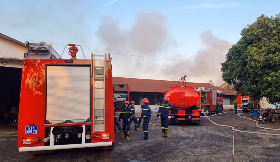 Lực lượng Cảnh sát PCCC và CNCH (Công an tỉnh Gia Lai) huy động 4 xe chữa cháy chuyên dụng đến hiện trường để ứng cứu.