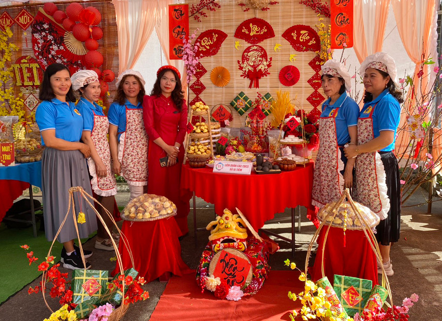 Ban Giám khảo đánh giá mâm cỗ ở các tiêu chí dinh dưỡng, thẩm mỹ, thuyết trình. Ảnh: C.H Ban Giám khảo đánh giá mâm cỗ ở các tiêu chí dinh dưỡng, thẩm mỹ, thuyết trình. Ảnh: C.H