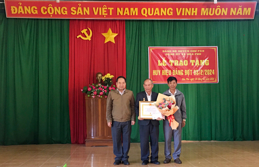 Đại diện lãnh đạo huyện Chư Păh trao Huy hiệu 40 năm tuổi Đảng cho đồng chí Nguyễn Văn Sơn (Chi bộ thôn 4, xã Hòa Phú). Ảnh: V.Đ