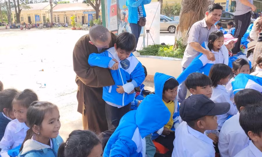 Niềm vui của các em học sinh khi được tặng áo ấm. Ảnh: V.Đ Niềm vui của các em học sinh khi được tặng áo ấm. Ảnh: V.Đ