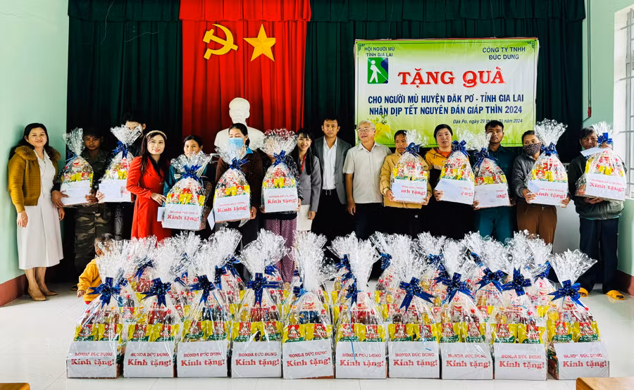 Đoàn tặng quà Tết cho hội viên có hoàn cảnh khó khăn tại huyện Đak Pơ. Ảnh: Nguyễn Sinh