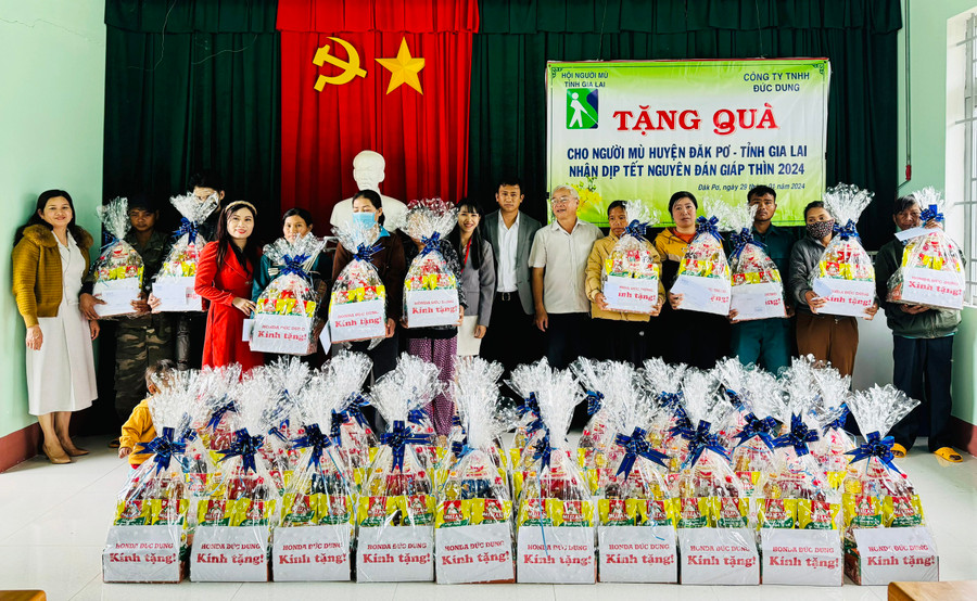 Đoàn tặng quà Tết cho hội viên có hoàn cảnh khó khăn tại huyện Đak Pơ. Ảnh: Nguyễn Sinh