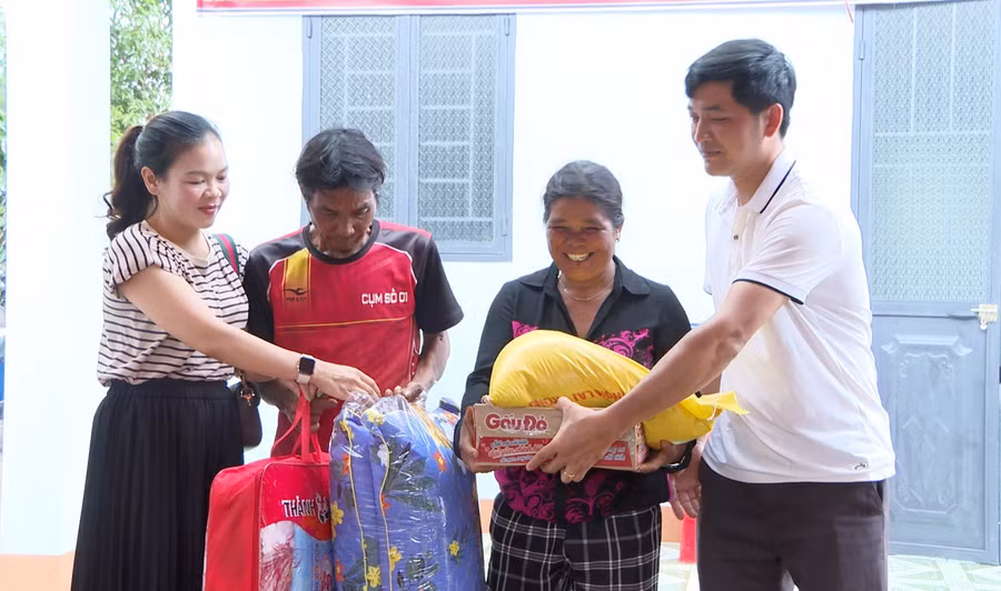 Đại diện các ban ngành, đoàn thể hỗ trợ cho gia đình ông Rơ Châm HYut nhiều vật dụng sinh hoạt thiết yếu cho gia đình. Ảnh: Hà Phương