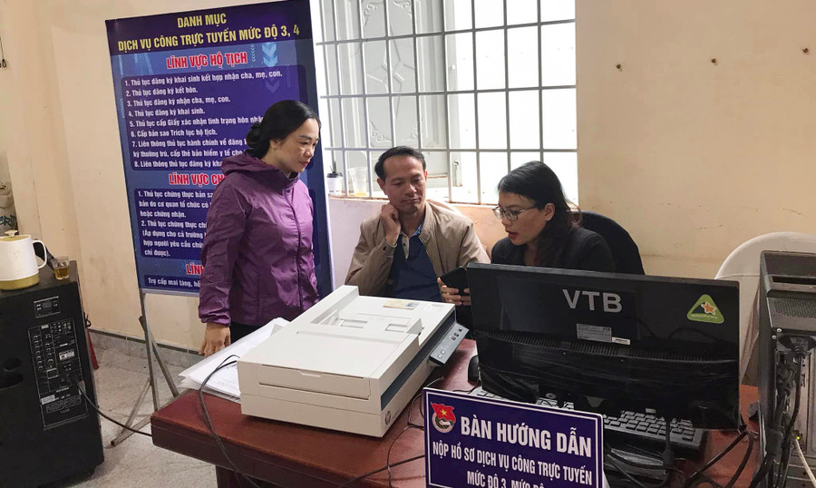 Hướng dẫn người dân đăng ký sử dụng tài khoản định danh điện tử. Ảnh: H.P