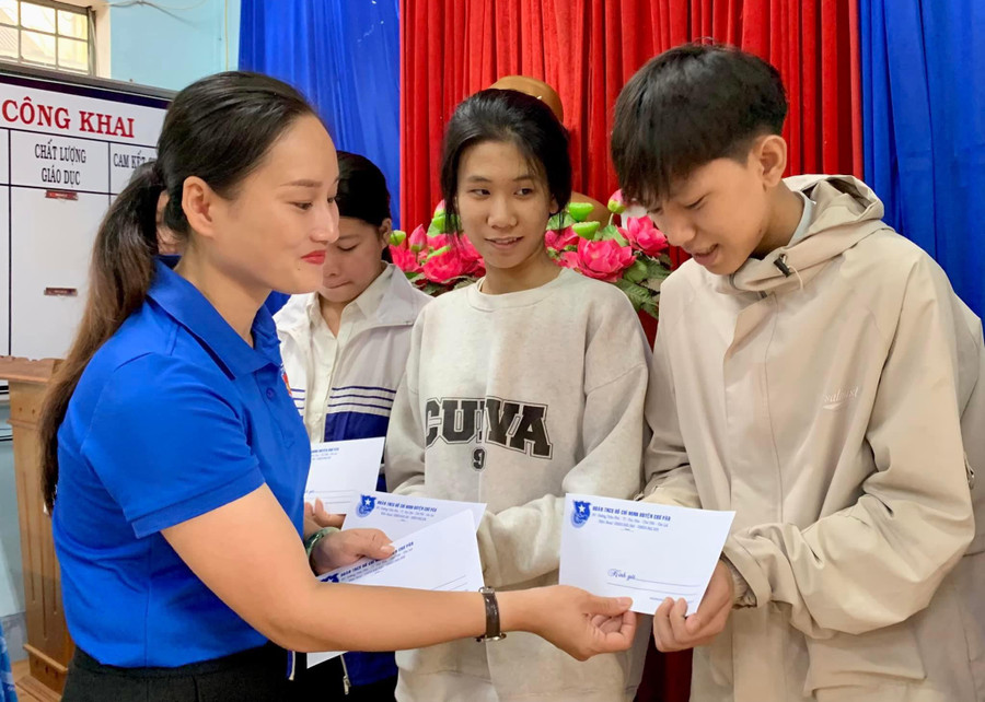 Huyện Đoàn Chư Păh trao học bổng cho các em học sinh lớp 12 có hoàn cảnh khó khăn. Ảnh: V.Đ Huyện Đoàn Chư Păh trao học bổng cho các em học sinh lớp 12 có hoàn cảnh khó khăn. Ảnh: V.Đ