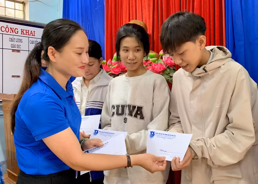 Huyện Đoàn Chư Păh trao học bổng cho các em học sinh lớp 12 có hoàn cảnh khó khăn. Ảnh: V.Đ