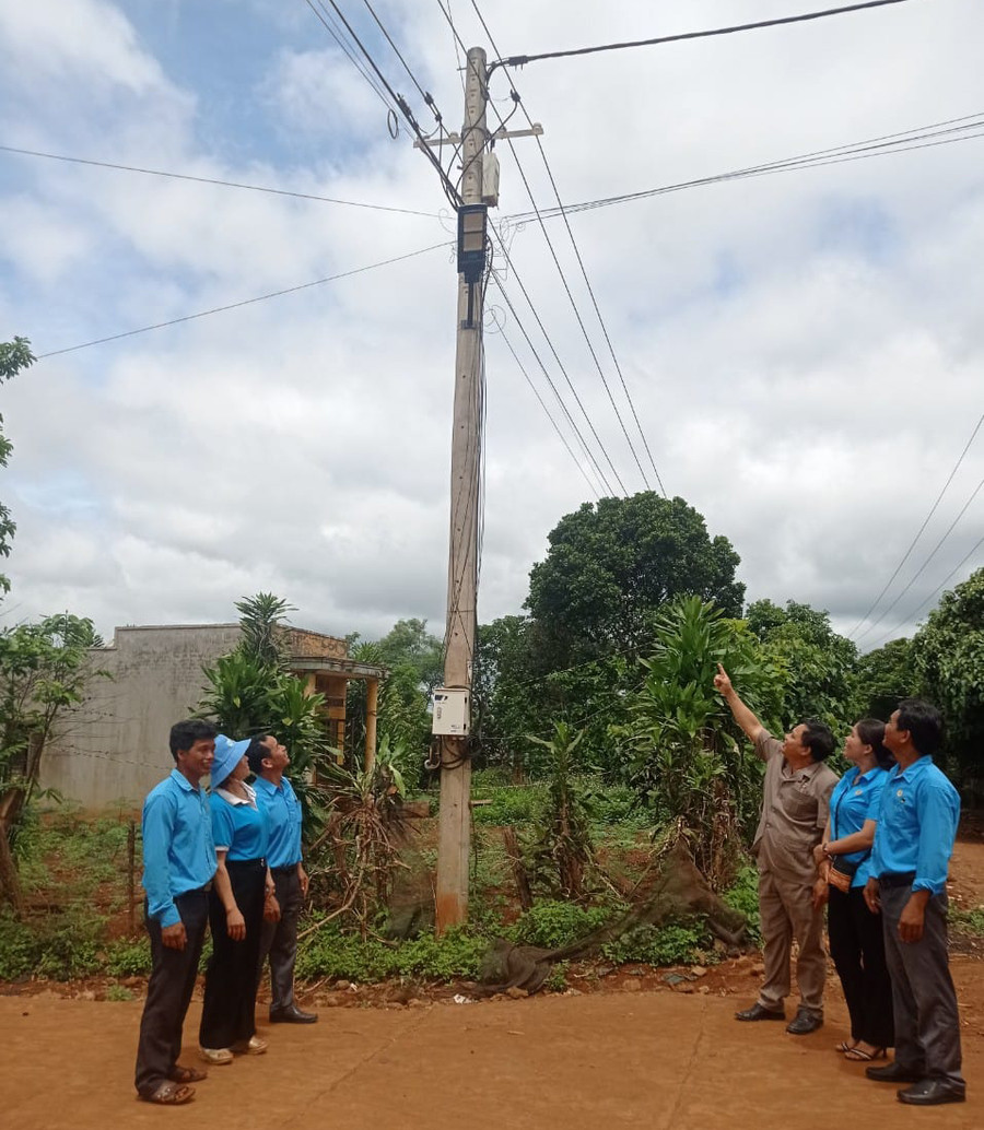 Công trình “Thắp sáng đường quê” góp phần đảm bảo an toàn giao thông, an ninh trật tự tại địa phương. Ảnh: Trần Ngọc Công trình “Thắp sáng đường quê” góp phần đảm bảo an toàn giao thông, an ninh trật tự tại địa phương. Ảnh: Trần Ngọc