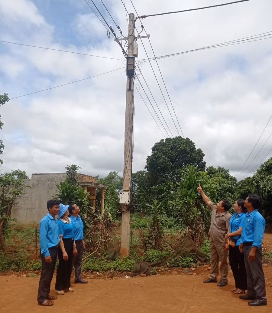 Công trình “Thắp sáng đường quê” góp phần đảm bảo an toàn giao thông, an ninh trật tự tại địa phương. Ảnh: Trần Ngọc