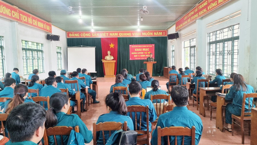 Các học viên tham gia lớp huấn luyện tự vệ. Ảnh: Hà Phương