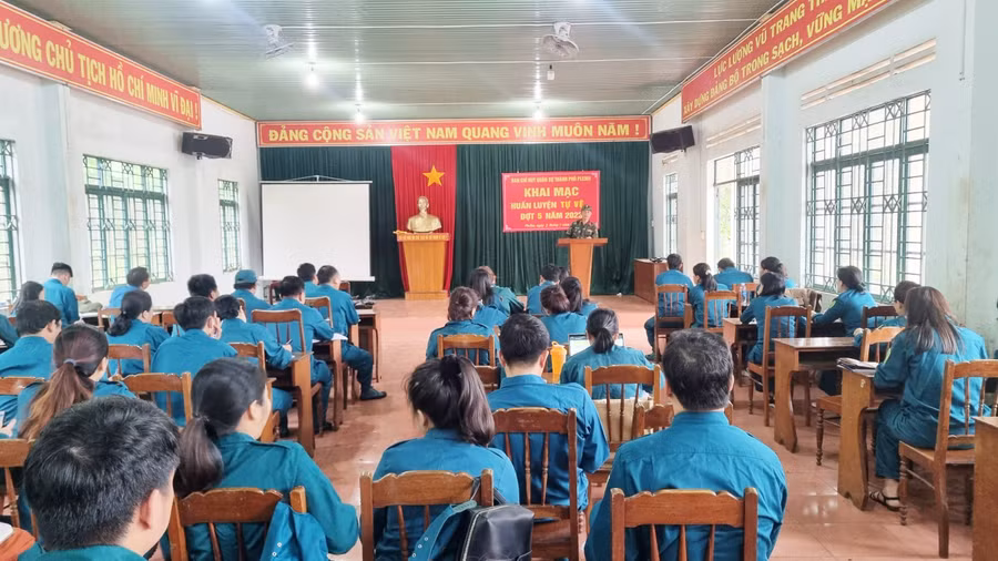 Các học viên tham gia lớp huấn luyện tự vệ. Ảnh: Hà Phương