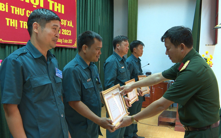 Ban tổ chức trao giải cho các thí sinh đạt thành tích xuất sắc tại hội thi. Ảnh: Văn Đại Ban tổ chức trao giải cho các thí sinh đạt thành tích xuất sắc tại hội thi. Ảnh: Văn Đại