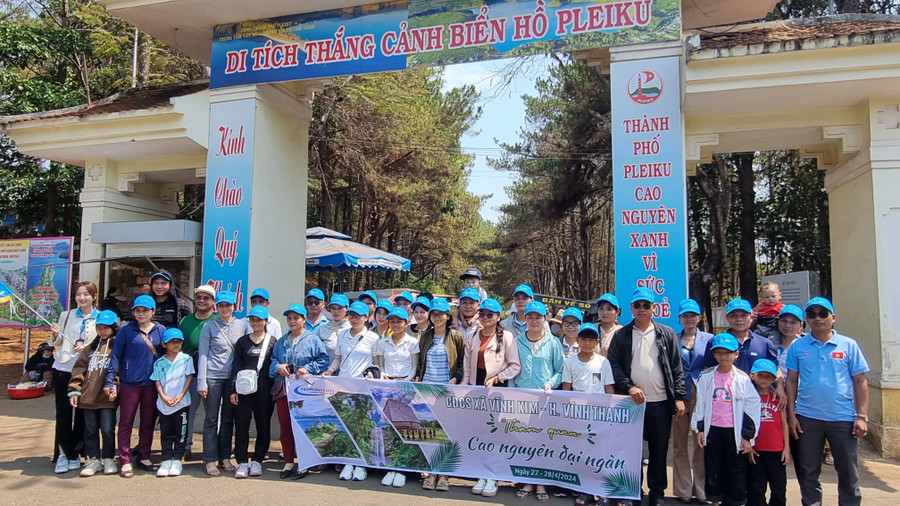 Đoàn du khách huyện Vĩnh Thạnh (tỉnh Bình Định) tham quan Di tích thắng cảnh Biển Hồ Pleiku. Đoàn du khách huyện Vĩnh Thạnh (tỉnh Bình Định) tham quan Di tích thắng cảnh Biển Hồ Pleiku.
