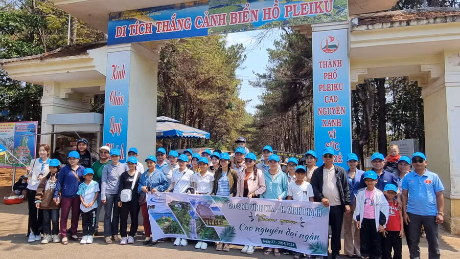 Đoàn du khách huyện Vĩnh Thạnh (tỉnh Bình Định) tham quan Di tích thắng cảnh Biển Hồ Pleiku.