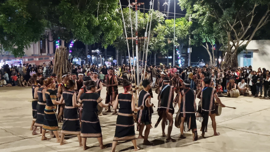 Chương trình trình diễn cồng chiêng nhằm góp phần thúc đẩy phát triển du lịch địa phương. Ảnh: H.P