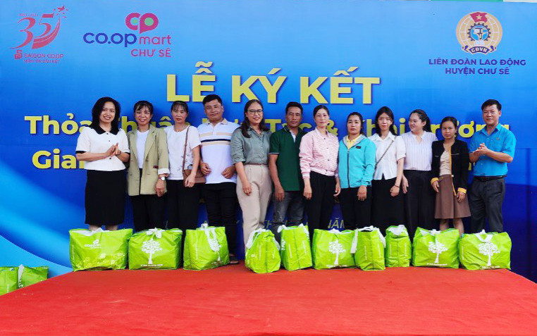 Trao quà cho đoàn viên công đoàn có hoàn cảnh khó khăn trên địa bàn huyện. Ảnh: K.P