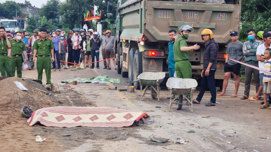 Hiện trường vụ tai nạn làm 3 người trong gia đình tử vong. Ảnh: Hà Phương