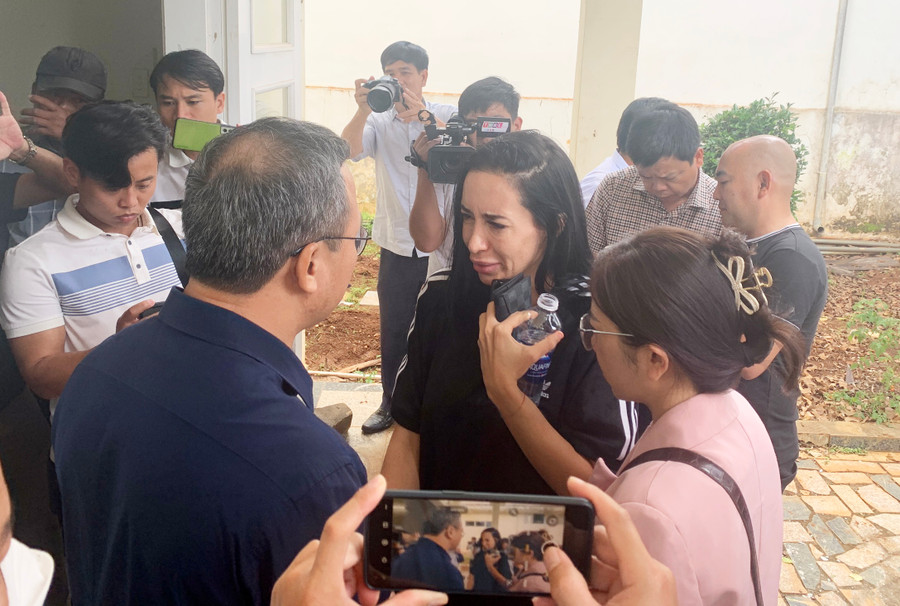 Ông Khuất Việt Hùng-Phó Chủ tịch chuyên trách Ủy ban An toàn giao thông Quốc gia động viên thăm hỏi vợ cầu thủ Paollo Madeira Oliveir. Ảnh: Rô Hok Ông Khuất Việt Hùng-Phó Chủ tịch chuyên trách Ủy ban An toàn giao thông Quốc gia động viên thăm hỏi vợ cầu thủ Paollo Madeira Oliveir. Ảnh: Rô Hok