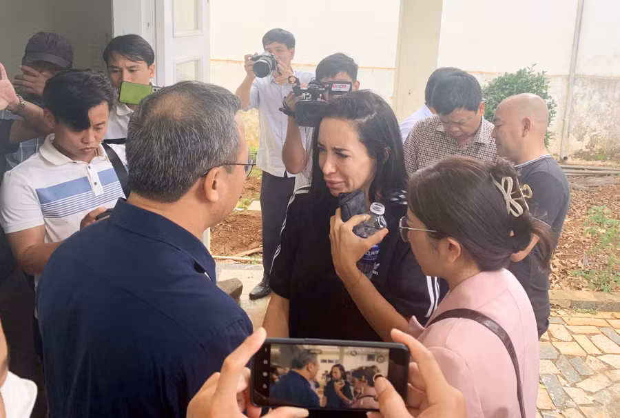 Ông Khuất Việt Hùng-Phó Chủ tịch chuyên trách Ủy ban An toàn giao thông Quốc gia động viên thăm hỏi vợ cầu thủ Paollo Madeira Oliveir. Ảnh: Rô Hok Ông Khuất Việt Hùng-Phó Chủ tịch chuyên trách Ủy ban An toàn giao thông Quốc gia động viên thăm hỏi vợ cầu thủ Paollo Madeira Oliveir. Ảnh: Rô Hok