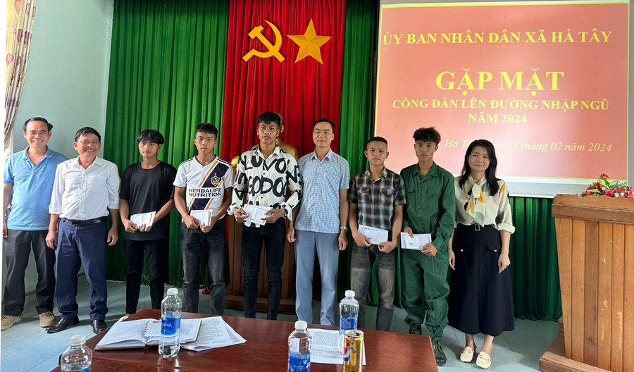 Đại diện lãnh đạo xã Hà Tây tặng quà cho các thanh niên trước lúc lên đường nhập ngũ. Ảnh: V.Đ