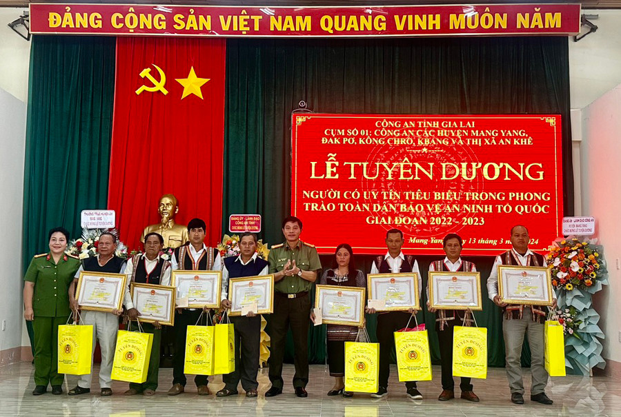 Đại tá Nguyễn Ngọc Sơn-Phó Giám đốc Công an tỉnh Gia Lai thừa ủy quyền của Chủ tịch UBND tỉnh tặng bằng khen có các cá nhân. Ảnh: V.H Đại tá Nguyễn Ngọc Sơn-Phó Giám đốc Công an tỉnh Gia Lai thừa ủy quyền của Chủ tịch UBND tỉnh tặng bằng khen có các cá nhân. Ảnh: V.H