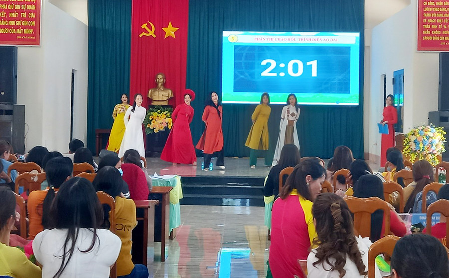 Các đội thể hiện phần thi chào hỏi và trình diễn áo dài. Ảnh: Kim Ngọc
