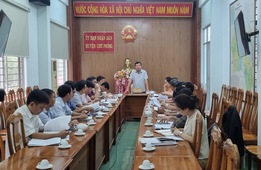 Quang cảnh buổi giám sát tại UBND huyện Chư Prông. Ảnh: Hà Phương Quang cảnh buổi giám sát tại UBND huyện Chư Prông. Ảnh: Hà Phương