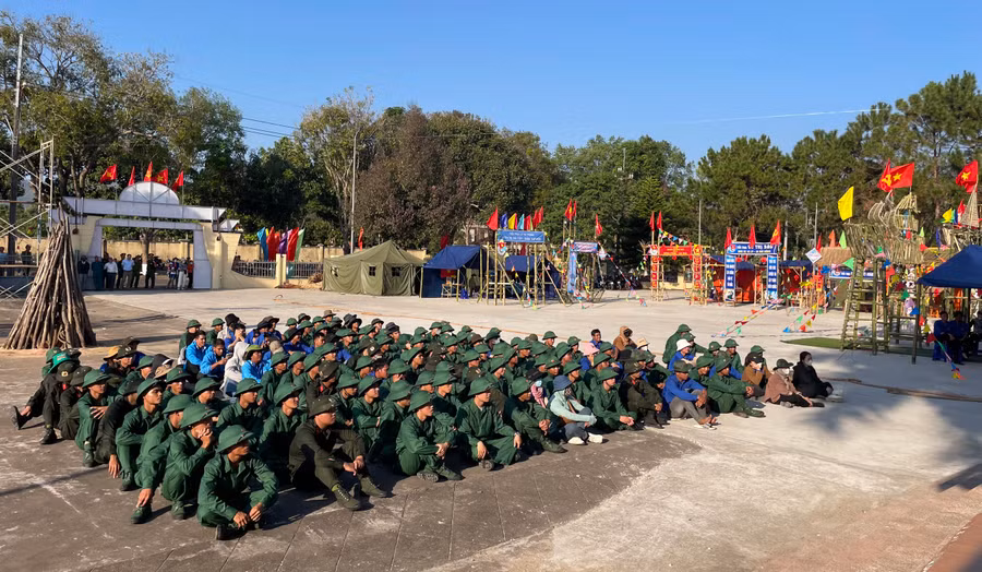 Các tân binh tham gia tại hội trại. Các tân binh tham gia tại hội trại.