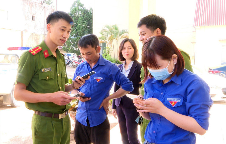 Tổ ứng dụng công nghệ “Số hóa địa danh” triển khai tra cứu, tích hợp thông tin dữ liệu. Ảnh: Hà Phương