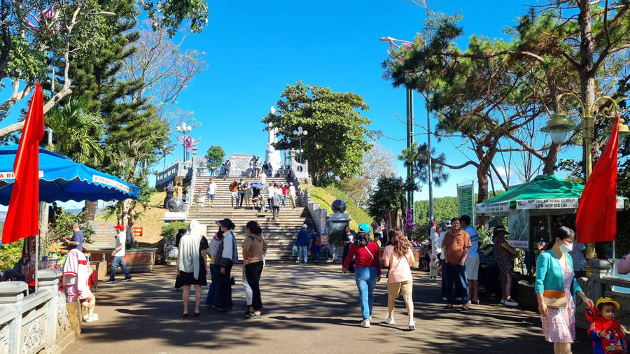 Biển Hồ Pleiku là điểm đến thú vị cho du khách với vẻ bình yên của mặt hồ nước mênh mông với trời xanh, mây trắng, nắng vàng.