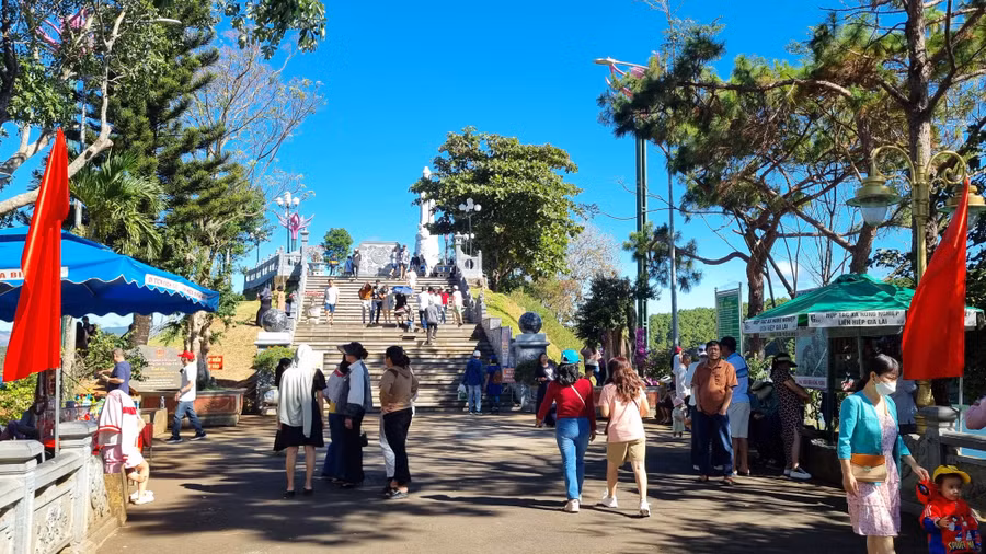 Biển Hồ Pleiku là điểm đến thú vị cho du khách với vẻ bình yên của mặt hồ nước mênh mông với trời xanh, mây trắng, nắng vàng.