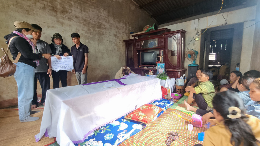 Chính quyền và bà con dân làng đến giúp gia đình chị Rcom H’Hit (làng Puối Lốp, xã Ia Le) lo hậu sự cho người con nhỏ. Ảnh: Hà Phương