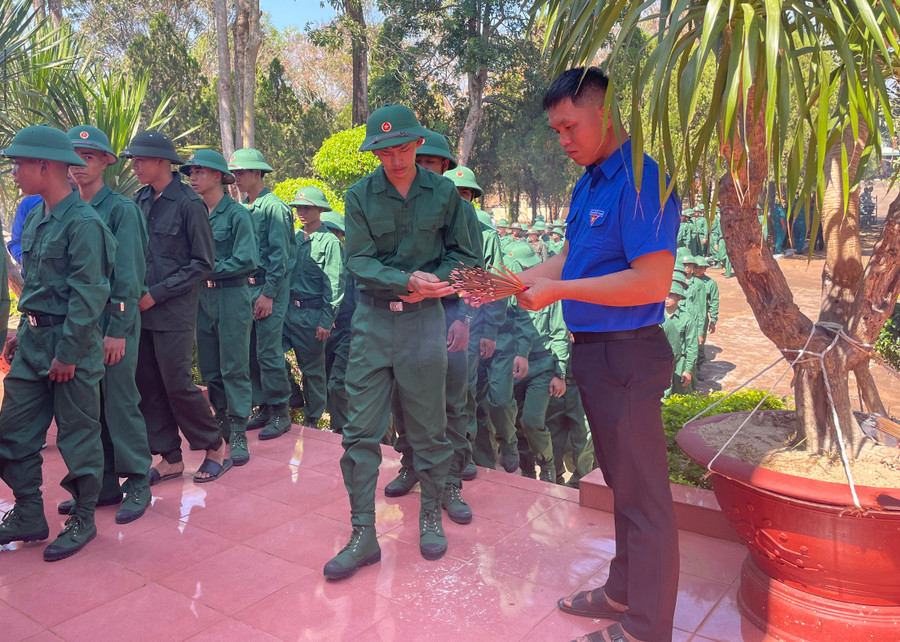 Các tân binh đến dâng hương, báo công tại Đài tưởng niệm các Anh hùng liệt sĩ huyện.