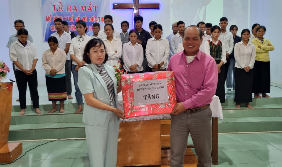 Bà Nguyễn Thị Thanh Nga-Trưởng ban Dân vận Huyện ủy, Chủ tịch Ủy ban MTTQ Việt Nam huyện Mang Yang tặng quà cho Chi hội Tin lành Plei Bông. Ảnh: Hà Phương