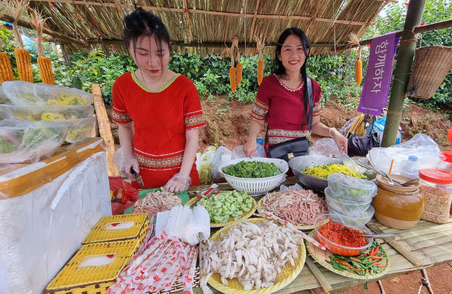 Người dân địa phương chuẩn bị các món ăn truyền thống để chào đón du khách.