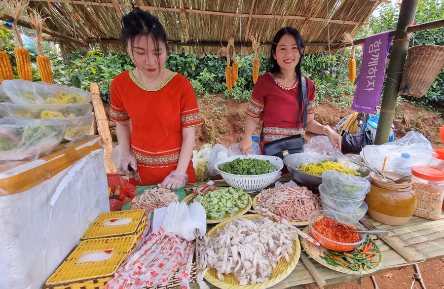 Người dân địa phương chuẩn bị các món ăn truyền thống để chào đón du khách.