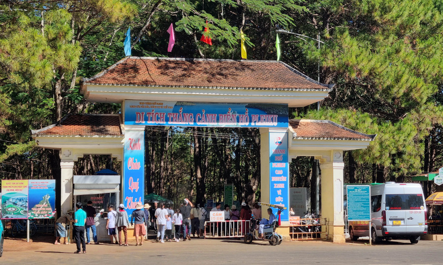 Đông đảo du khách tham quan thắng cảnh Biển Hồ.