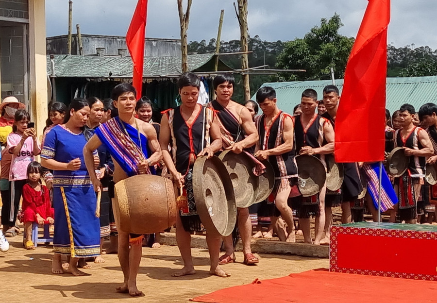 Du khách hòa cùng những điệu cồng chiêng của người dân bản địa.