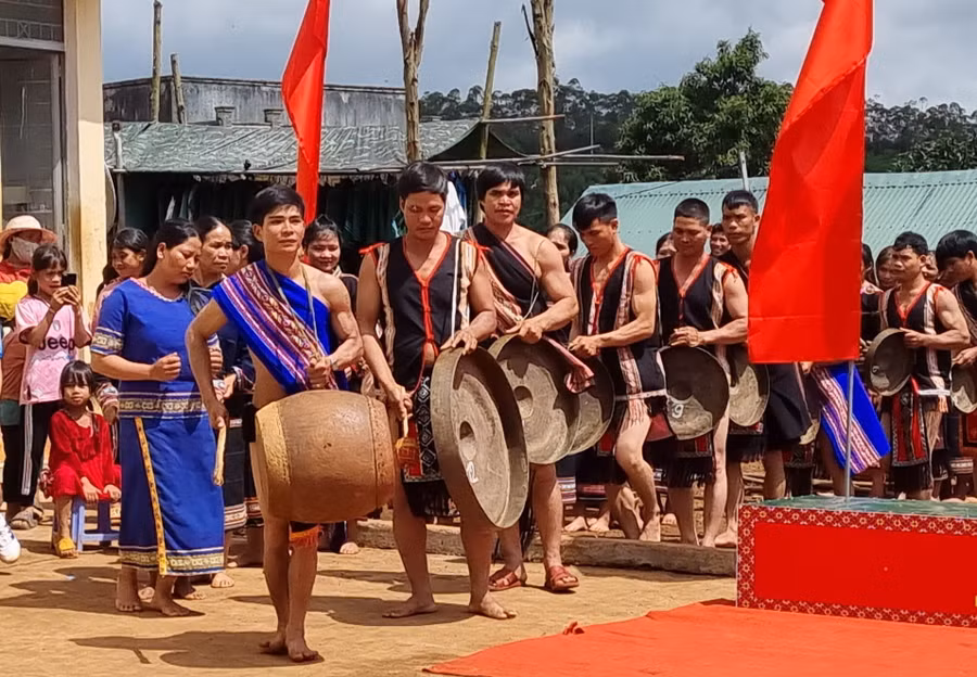Du khách hòa cùng những điệu cồng chiêng của người dân bản địa.