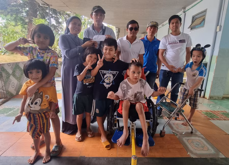 Hội lái xe du lịch Gia Lai trao tiền hỗ trợ cho các cháu mồ côi, khuyết tật tại Tu viện thánh thể Pleiku. Ảnh: H.P