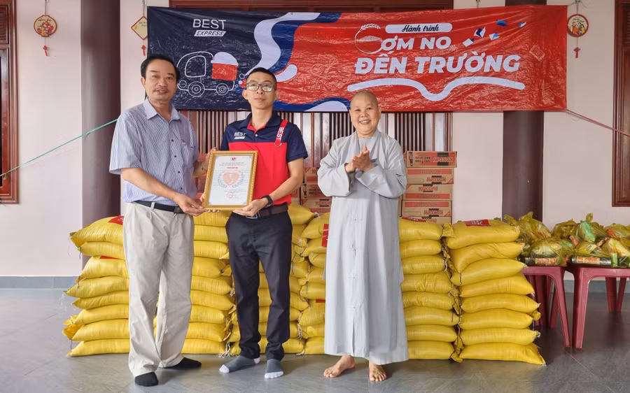 Ông Nguyễn Văn Thưởng-Phó Chủ tịch Thường trực Hội Bảo trợ người khuyết tật và Bảo vệ quyền trẻ em tỉnh Gia Lai trao bảng ghi nhận tấm lòng vàng cho đại diện Công ty Best Express-Chi nhánh Gia Lai. Ảnh: K.P