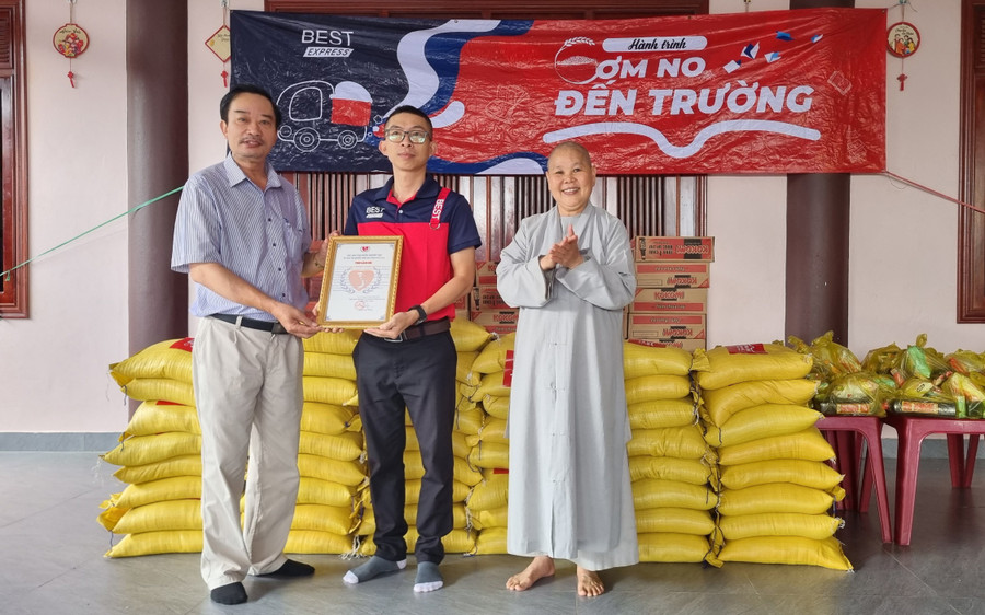 Ông Nguyễn Văn Thưởng-Phó Chủ tịch Thường trực Hội Bảo trợ người khuyết tật và Bảo vệ quyền trẻ em tỉnh Gia Lai trao bảng ghi nhận tấm lòng vàng cho đại diện Công ty Best Express-Chi nhánh Gia Lai. Ảnh: K.P Ông Nguyễn Văn Thưởng-Phó Chủ tịch Thường trực Hội Bảo trợ người khuyết tật và Bảo vệ quyền trẻ em tỉnh Gia Lai trao bảng ghi nhận tấm lòng vàng cho đại diện Công ty Best Express-Chi nhánh Gia Lai. Ảnh: K.P